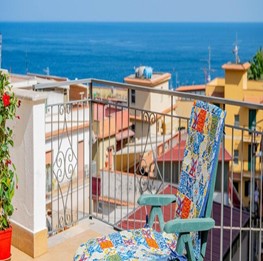 Vacanze a Giardini Naxos con terrazza vista mare