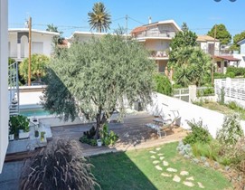 Casa azzurra con piscina