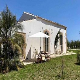 Casa Rebellina Noto con piscina immersa nel verde